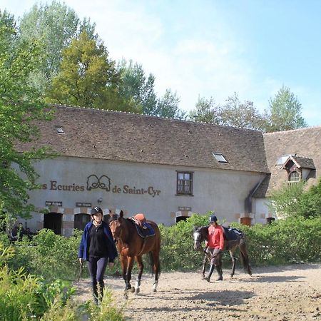 Gîte d'étape Ecuries de St Cyr La Ferté-Saint-Cyr Exterior foto
