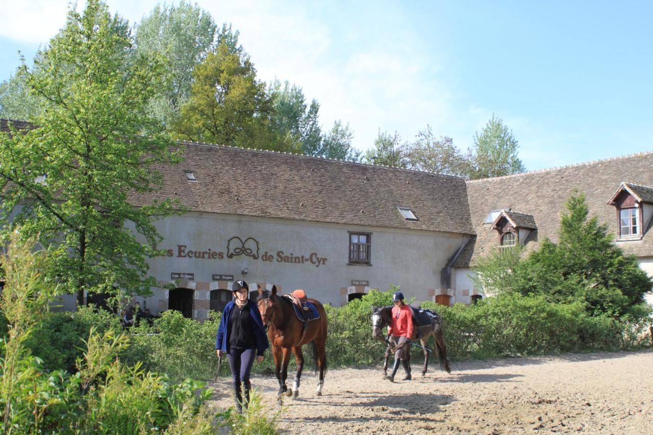 Gîte d'étape Ecuries de St Cyr La Ferté-Saint-Cyr Exterior foto
